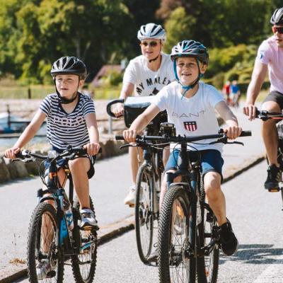 Familie på cykelferie langs Flensborg Fjord